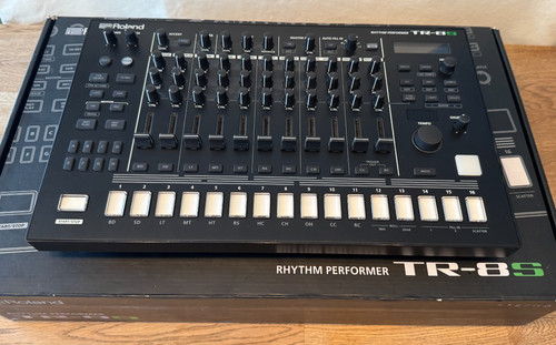 Roland rhythm performer - tr-8s,